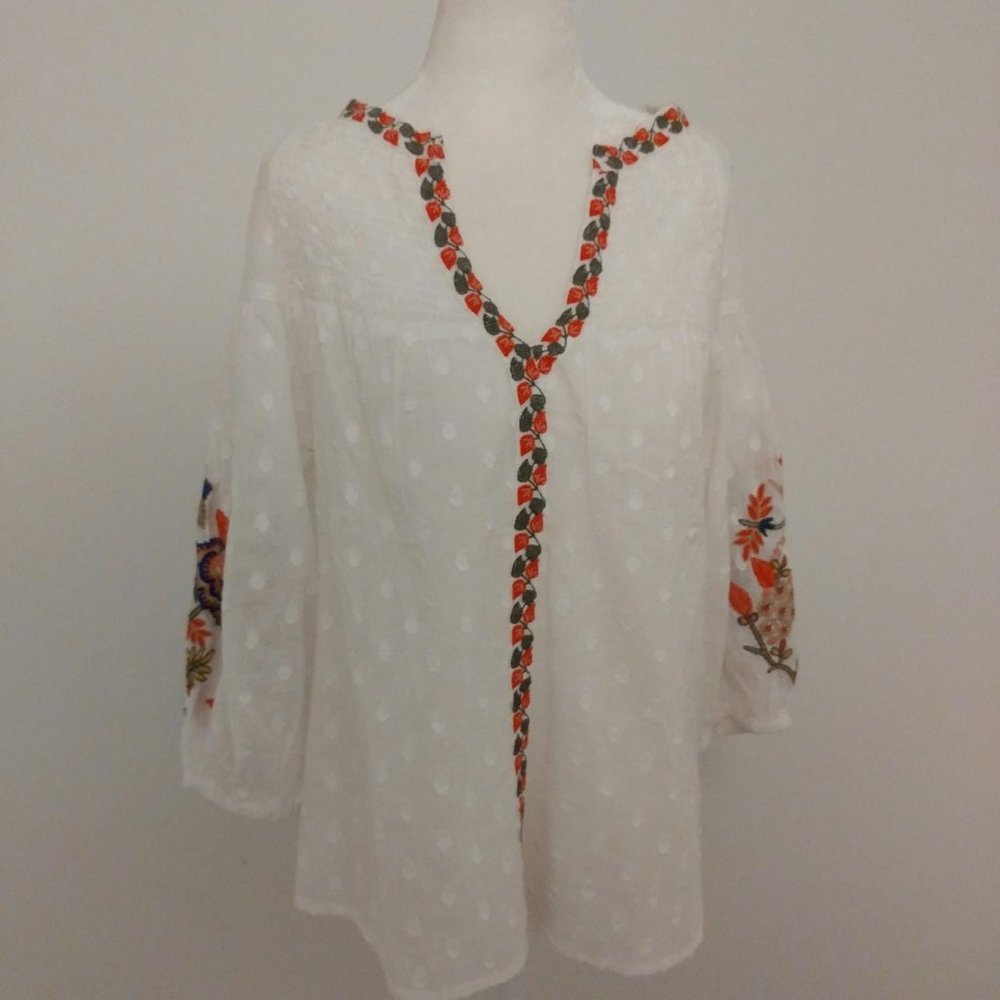 Solitaire White Embroidered Tunic Top Small NWT